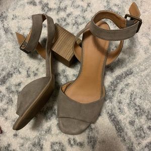 Universal thread heeled sandals
